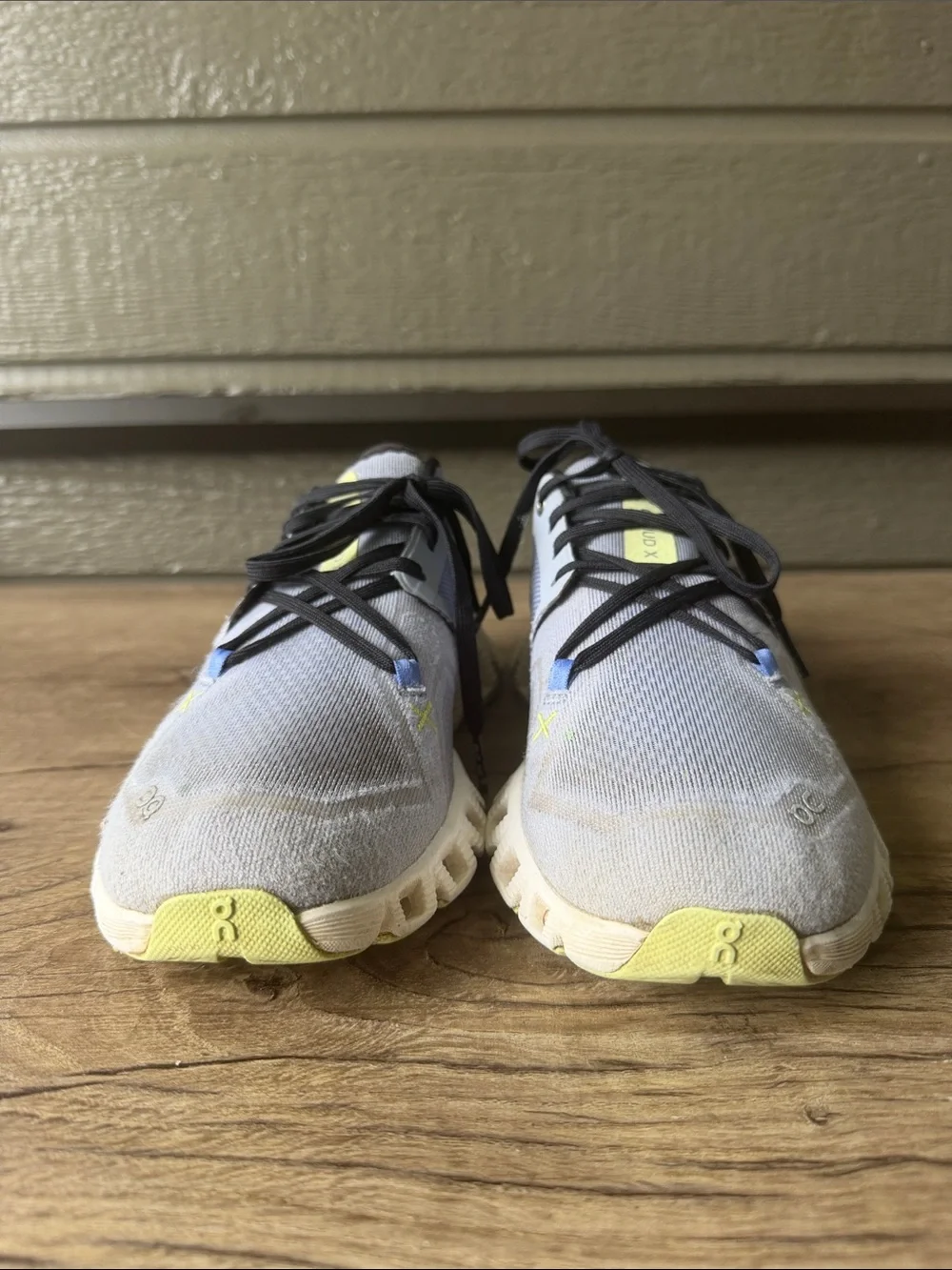 On Running Cloud Women’s Shoes in Light Gray with Yellow Accents size W 8